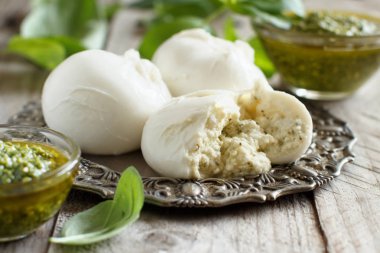 İtalyan mozzarella peyniri ricotta ve persto ile doldurulmuş