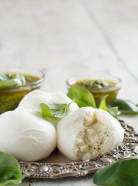 İtalyan mozzarella peyniri ricotta ve persto ile doldurulmuş