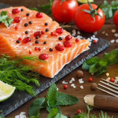 Sebze, zeytin yağı ve otlar ile Somon 