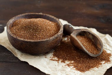 Bir kase içinde pişmemiş teff tahıl