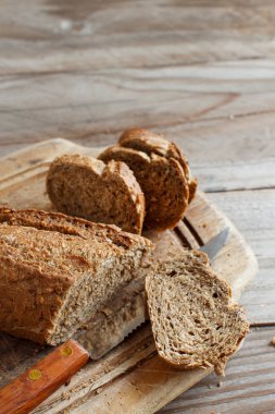 Ahşap bir masada toptan ekmek.