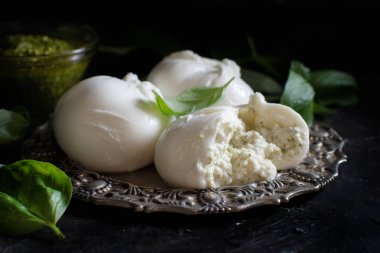 İtalyan mozzarella peyniri ricotta ve persto ile doldurulmuş