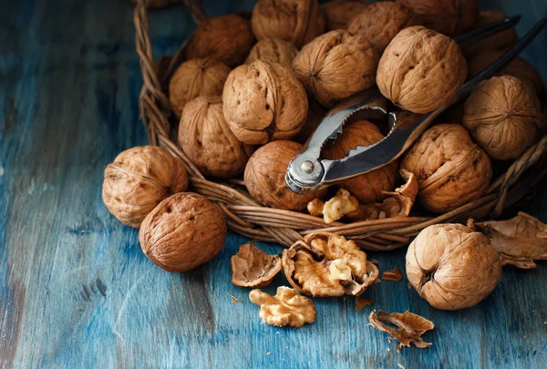 Nueces frescas sobre una mesa de madera azul — Foto de Stock