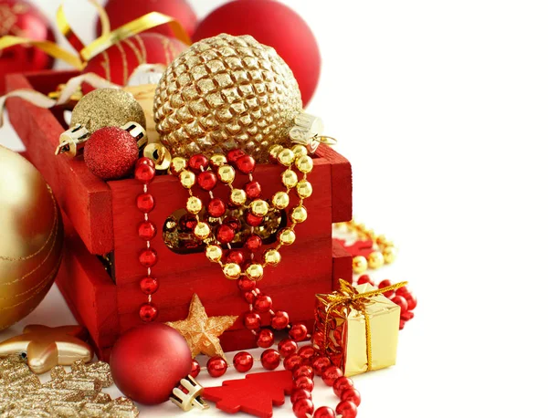 Kırmızı ve altın şenlikli Noel süsleri — Stok fotoğraf