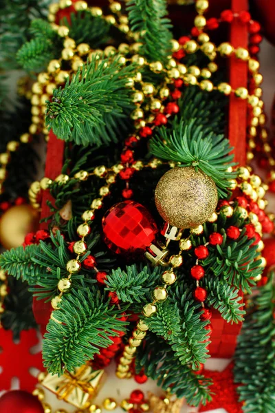 Décorations de Noël rouges et dorées — Photo