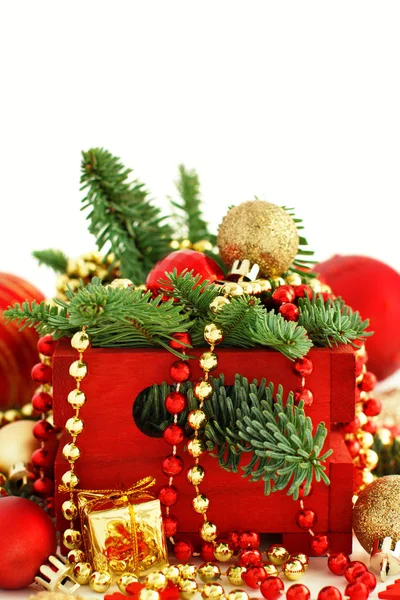 Красное и золотое рождественские украшения — стоковое фото