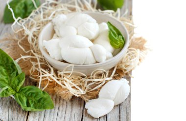 İtalyan peynir mozzarella nodini fesleğen ile