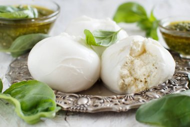 İtalyan mozzarella peyniri ricotta ve persto ile doldurulmuş