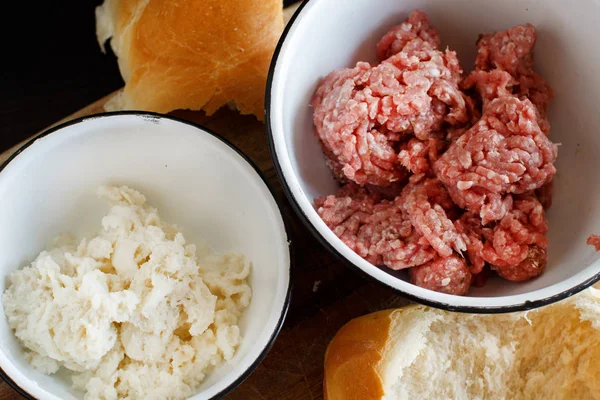 Grond of gehakt vlees en natte brood — Stockfoto