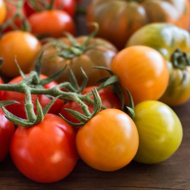 Ahşap arka planda taze domatesler