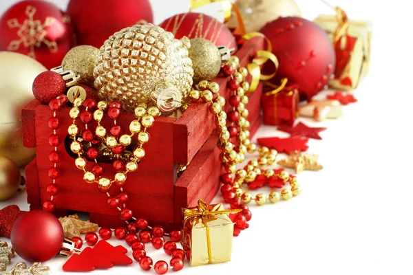 Kırmızı ve altın şenlikli Noel süsleri — Stok fotoğraf