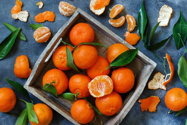 Mandarins com folhas em uma caixa — Fotografia de Stock