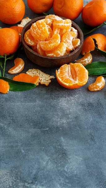 Mandarinas con hojas en un bol — Foto de Stock