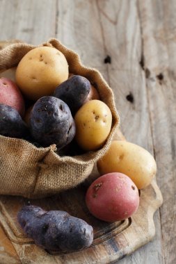 Ham çok renkli patates 