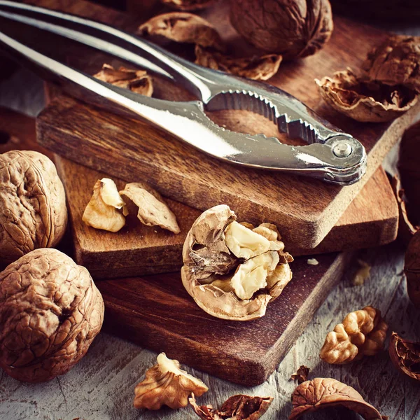 Nueces frescas sobre una vieja mesa de madera — Foto de Stock