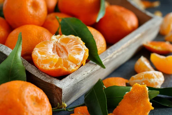 Mandarinas con hojas en una caja —  Fotos de Stock