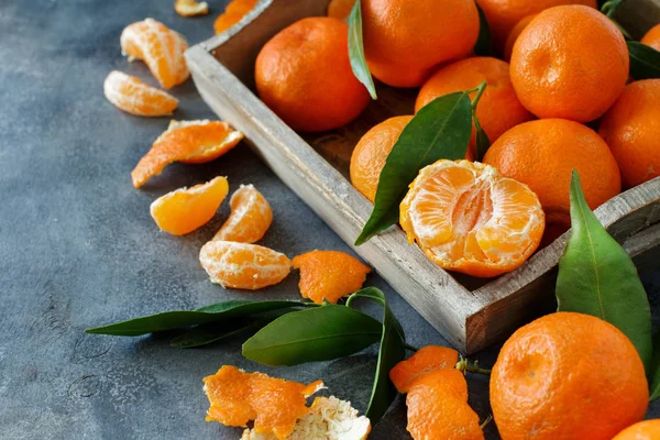 Mandarinas con hojas en una caja — Foto de Stock