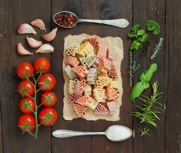 Pâtes tricolores, légumes et herbes — Photo