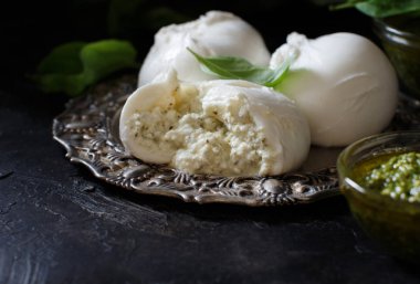 İtalyan mozzarella peyniri ricotta ve persto ile doldurulmuş