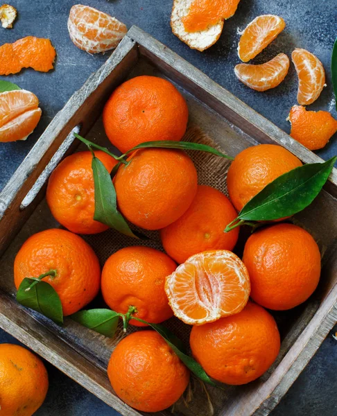 Mandarins with leaves in a box — Stock Photo, Image
