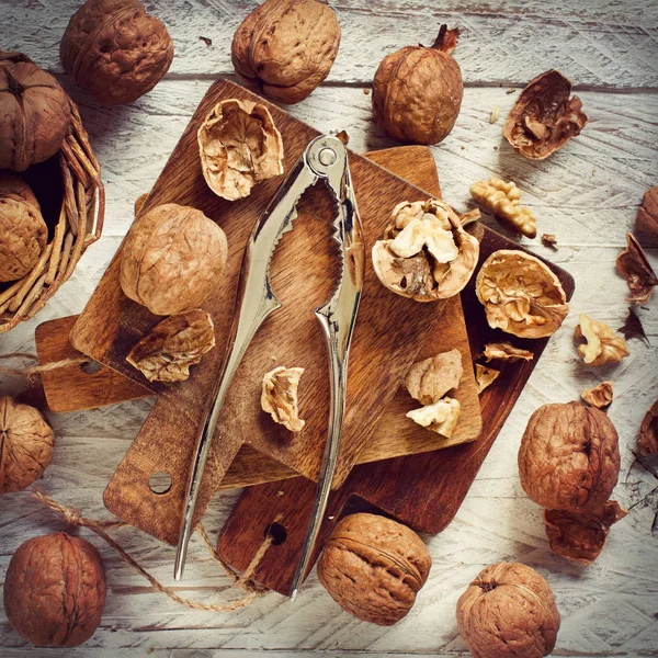 Nueces frescas sobre una vieja mesa de madera — Foto de Stock