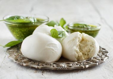 İtalyan mozzarella peyniri ricotta ve persto ile doldurulmuş