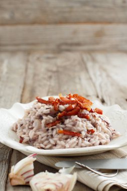 Kırmızı Turpla ve gevrek domuz pastırması (leke risotto)