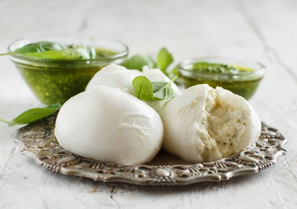 Mozzarella italienne farcie à la ricotta et persto — Photo