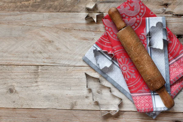 Cortadores de biscoito e rolo de pino — Fotografia de Stock