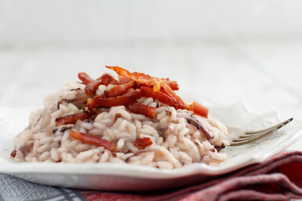 Risotto med röda radicchio och knaperstekt bacon (speck) — Stockfoto