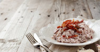 Kırmızı Turpla ve gevrek domuz pastırması (leke risotto)