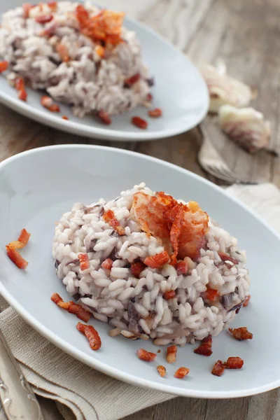 Risotto com radicchio vermelho e bacon crocante (speck ) — Fotografia de Stock