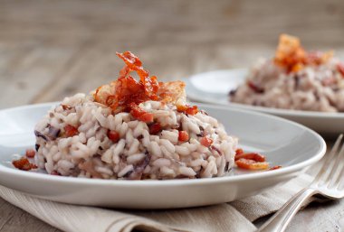 Kırmızı Turpla ve gevrek domuz pastırması (leke risotto)