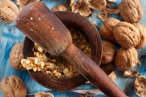 Čerstvé vlašské ořechy a Malty na modré dřevěný stůl — Stock fotografie