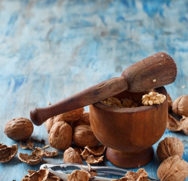 Taze ceviz ve harç bir mavi ahşap tablo