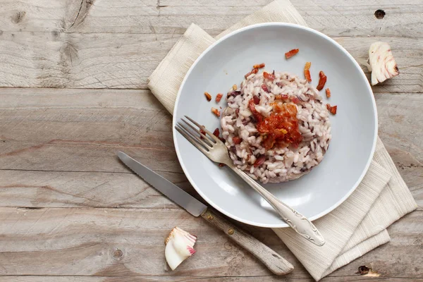 Risotto med röda radicchio och knaperstekt bacon (speck) — Stockfoto