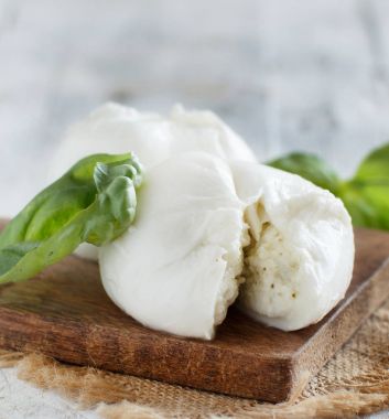 İtalyan mozzarella peyniri ricotta ve persto ile doldurulmuş