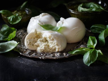 İtalyan mozzarella peyniri ricotta ve persto ile doldurulmuş