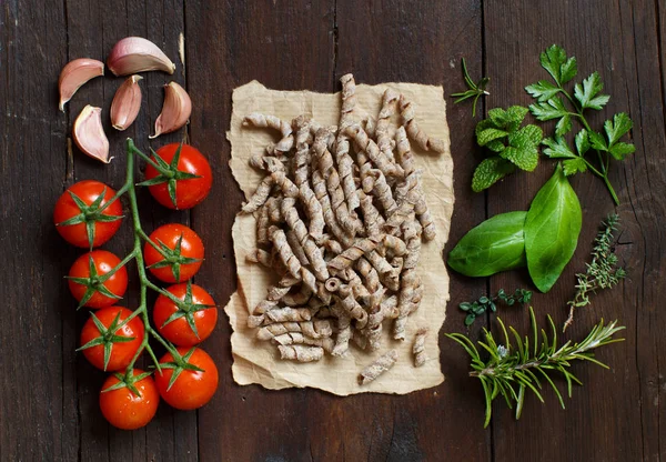 Whole wheat pasta, vegetales and herbs — Stock Photo, Image