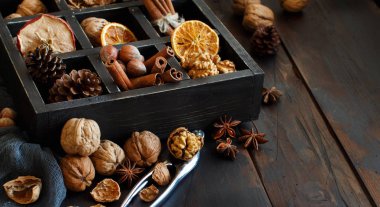 Baharat ve kuruyemiş dolu bir kutu 