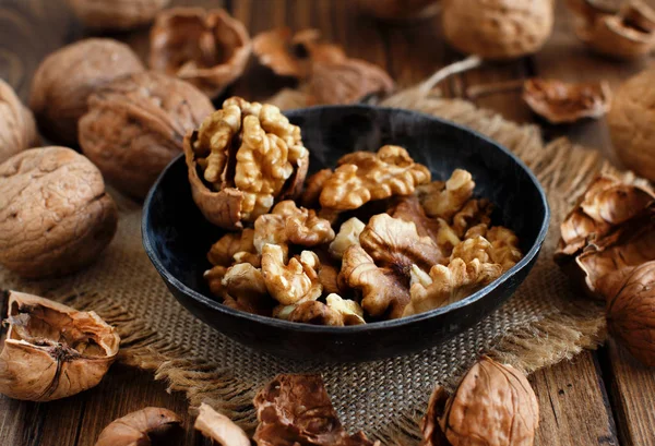 Čerstvé vlašské ořechy na starý dřevěný stůl — Stock fotografie