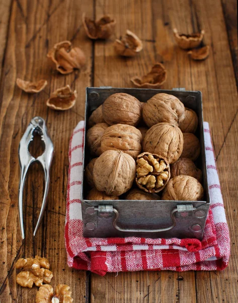 Nueces frescas sobre una vieja mesa de madera — Foto de Stock