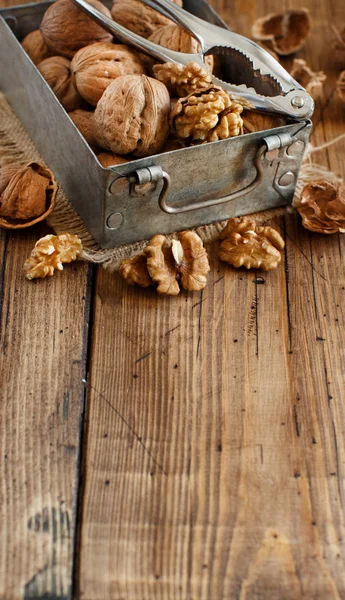 Färska valnötter på ett gammalt träbord — Stockfoto