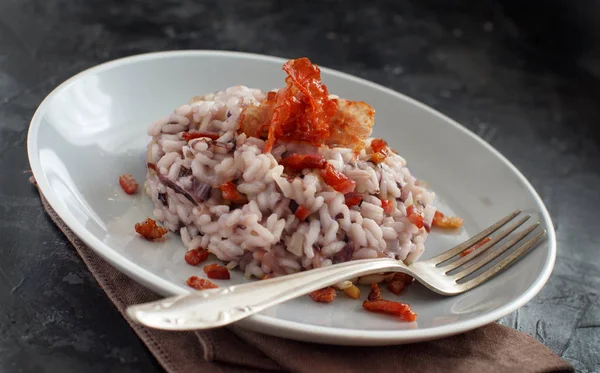 Risotto med röda radicchio och knaperstekt bacon (speck) — Stockfoto