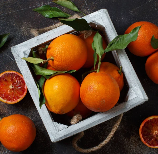 Φρέσκα πορτοκάλια αιματηρή με φύλλα — Φωτογραφία Αρχείου