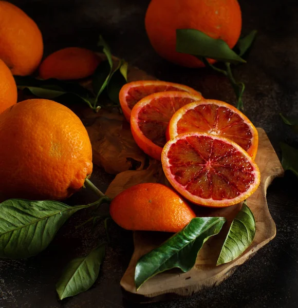 Φρέσκα πορτοκάλια με φύλλα — Φωτογραφία Αρχείου