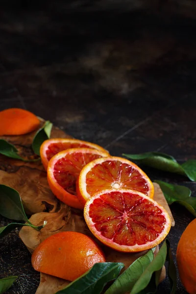 Naranjas frescas con hojas —  Fotos de Stock