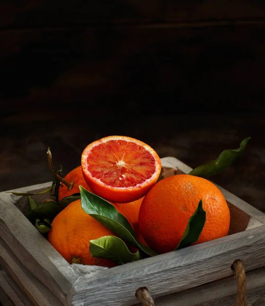 Φρέσκα πορτοκάλια αιματηρή με φύλλα — Φωτογραφία Αρχείου