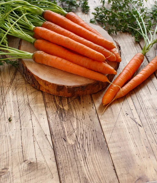 Свежая сырая морковь с листьями — стоковое фото