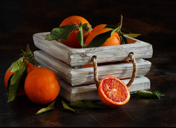 Свіжі апельсини з листям — стокове фото